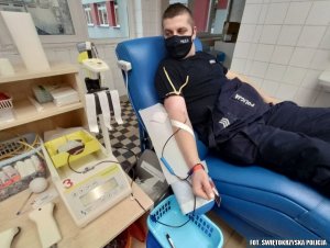 Policjant biorący udział w oddawaniu krwi