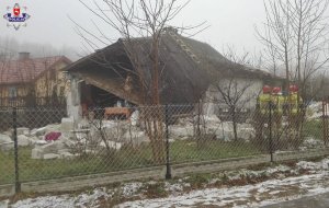 służby ratownicze w akcji, w tle widać zawalony budynek