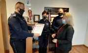 Komendant Powiatowy Policji w Będzinie przekazuje dyplom wykonawcy maskotek - Anna Cieślik