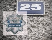 Zdjęcie tabliczki z numerem oznakowania przedstawiające nr 25, z lewej strony znak wodny z policyjna gwiazdą KPP w Krapkowicach