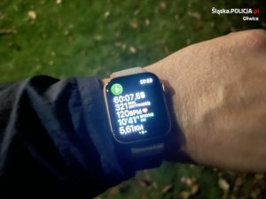 smartwatch na ręce biegacza z wyświetlonymi wynikami