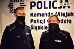 Zdjęcie - dwaj stojący policjanci sierż.szt. Michał Stępień i post. Tomasz Mąkosa
