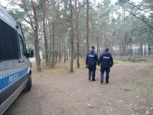 dwaj policjanci podczas patrolu w lesie