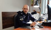 sierżant sztabowy Daniel Radwan siedzi przy biurku