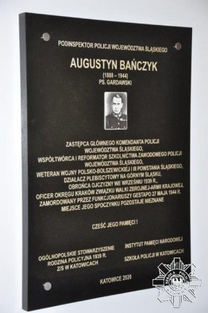 odsłonięta tablica poświęcona Augustynowi Bańczykowi – Zastępcy Komendanta Głównego Policji Województwa Śląskiego