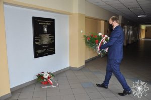 mężczyzna składa kwiaty pod tablicą poświęconą Augustynowi Bańczykowi – Zastępcy Komendanta Głównego Policji Województwa Śląskiego