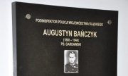 fragment tablicy poświęconej Augustynowi Bańczykowi – Zastępcy Komendanta Głównego Policji Województwa Śląskiego