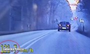 Screen z zapisu policyjnego wideorejestratora, na którym widać jak samochód jedzie z prędkością 121 km/h