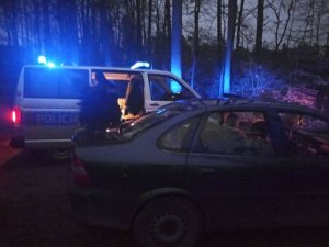 radiowóz policyjny oraz zatrzymany samochód