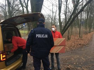 Poznańscy policjanci, wspólnie z przedstawicielami Caritas Archidiecezji Poznańskiej kontrolują miejsca, w których przebywają bezdomni