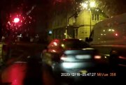 audi przejeżdżające przez skrzyżowanie na czerwonym świetle