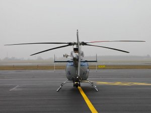 Nowy śmigłowiec Bell 407 stoi na tafli lotniska