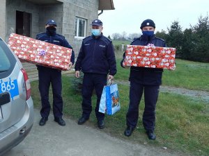 policjanci z prezentami przed domem Tadeuszka