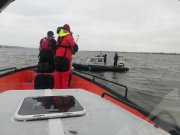 policjanci na łodziach podczas akcji poszukiwawczej na wodzie