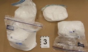 Zabezpieczona amfetamina w torebkach leży na stole
