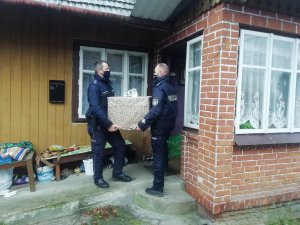 Policjanci przekazują świąteczne paczki
