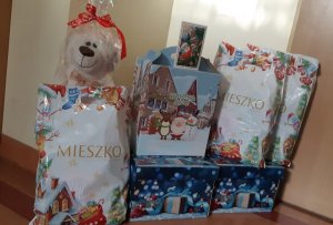 Paczki i torby z prezentami dla rodziny