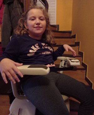 Dziewczynka na specjalistycznym krześle