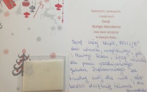 Podziękowania dzielnicowemu gminy Mońki:
„Radosnych, spokojnych i rodzinnych Świąt Bożego Narodzenia oraz dużo szczęścia w Nowym Roku. Życzę całej ekipie „POLICJA” dużo zdrowia, szczęśliwego, jak i Nowego Roku, życzę również dla pana dzielnicowego Jakuba Popławskiego za trudny zwój dla mnie, ale bardzo dziękuję ślicznie i dla Komendanta.