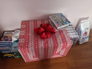 Na zdjęciu widać zapakowane prezenty