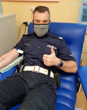 policjant podczas oddawania krwi
