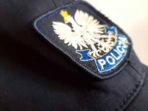 Policyjna czapka z orłem i napisem policja