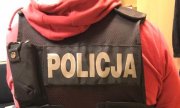 napis policja na plecach kamizelki policjanta