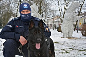 policyjny pies służbowy z policjantem