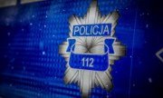 gwiazda policyjna z napisem Policja 112 na drzwiach radiowozu policyjnego