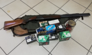 zabezpieczona broń i amunicja w pudełkach