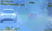 Fragment nagrania z wideorejstratora, na którym widać, że samochód jedzie z prędkością 176 km/h