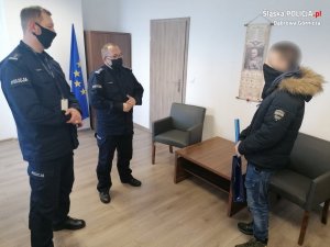 Komendant Miejski Policji w Dąbrowie Górniczej wraz z I Zastępcą składają podziękowania uczniowi klasy mundurowej