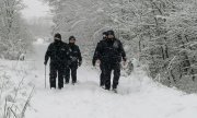 Policjanci w trakcie poszukiwań kobiety na drodze leśnej