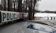 radiowóz policyjny w pobliżu jeziora