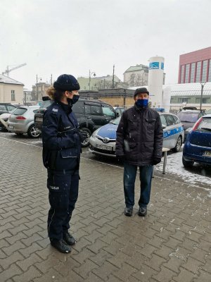 Policjantka z KP II w Krakowie opowiadająca o oszustwach seniorowi