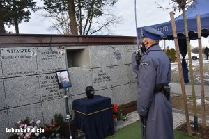 policjanci w trakcie uroczystości pogrzebowych na cmentarzu