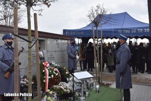 policjanci w trakcie uroczystości pogrzebowych na cmentarzu