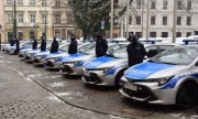4 policjanci z krakowskich komisariatów stoją przy przydzielonych im nowych radiowozach