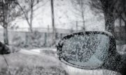zdjęcie poglądowe: zaśnieżone okno i lusterko boczne pojazdu