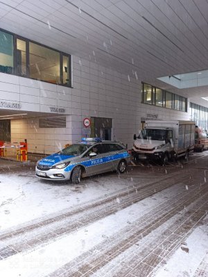 Radiowóz stoi przy szpitalu