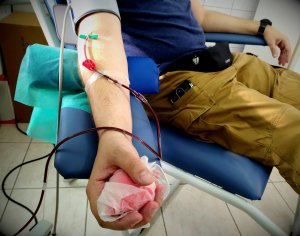 ręka z podłączoną aparaturą do pobierania krwi