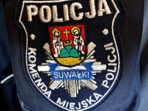 naszywka na mundur z napisem: Komenda Miejska Policji w Suwałkach, Policja, herb miasta