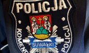 naszywka na mundur z napisem: Komenda Miejska Policji w Suwałkach, Policja, herb miasta