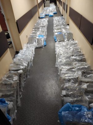 zabezpieczone przez policjantów narkotyki w foliowych workach leżą na korytażu