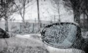 Lusterko auta i zimowa aura za oknem samochodu