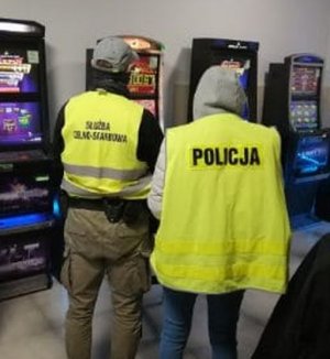 policjant i funkcjonariusz Krajowej Administracji Skarbowej przy automatach do gier