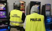 policjant i funkcjonariusz Krajowej Administracji Skarbowej przy automatach do gier