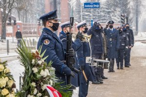 policjanci uczestnicy uroczystości składają hołd zmarłemu Andrzejowi Strujowi