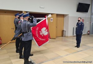 Na zdjęciu widać policyjny poczet sztandarowy i Komendanta Wojewódzkiego Policji
