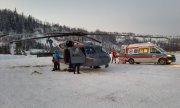 Policyjny helikopter stoi obok karetki pogotowia ratunkowego